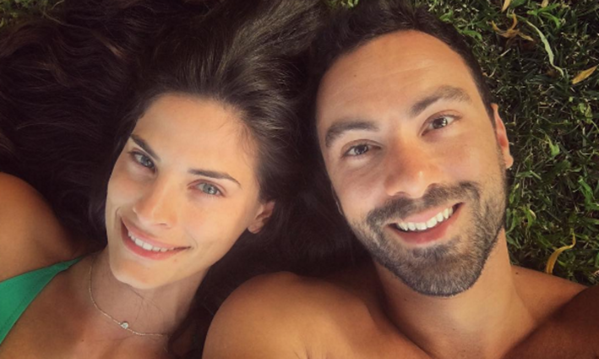 Σας θυμίζει κάποια η κούκλα κοπέλα του Σάκη Τανιμανίδη;