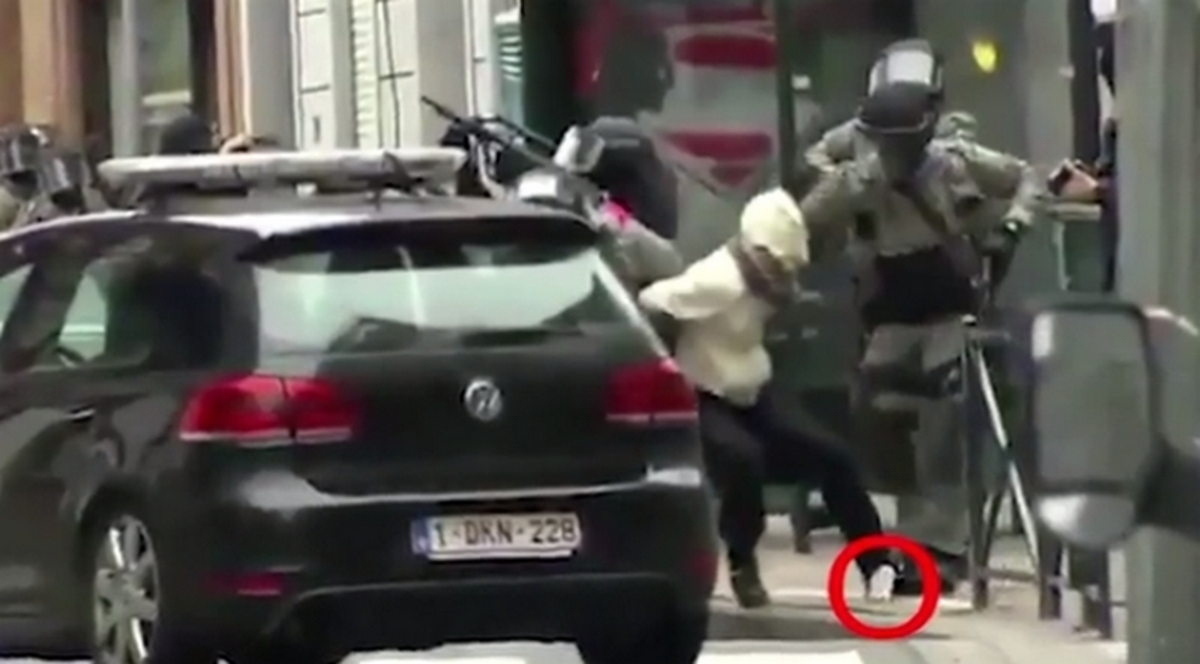 Νέο βίντεο από τη σύλληψη του Σαλάχ Αμπντεσλάμ – Μυστήριο με χαρτάκι του μακελάρη που έπεσε στον δρόμο (ΒΙΝΤΕΟ)