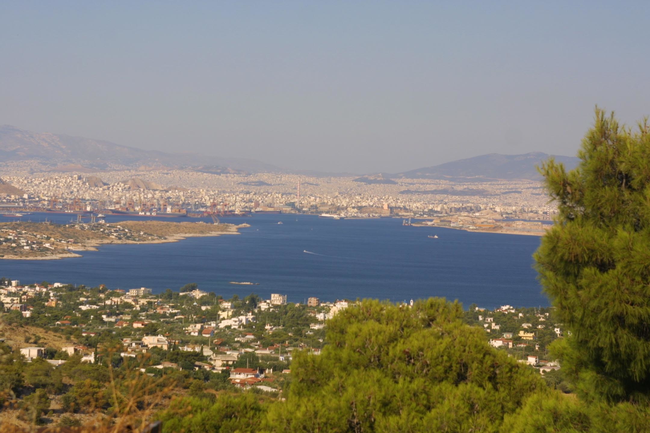 Φωτιά σε θαλαμηγό στη Σαλαμίνα