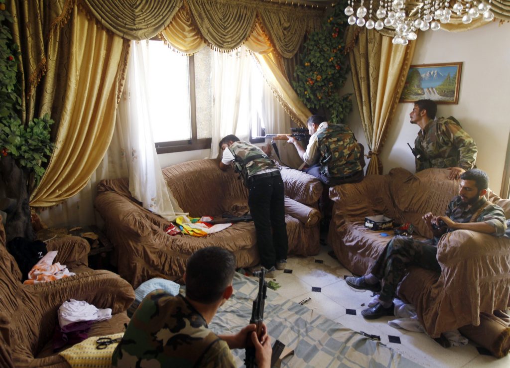 Σκοτώνοντας από το σαλόνι – Φωτογραφίες από τη Συρία που κάνουν το γύρω του κόσμου