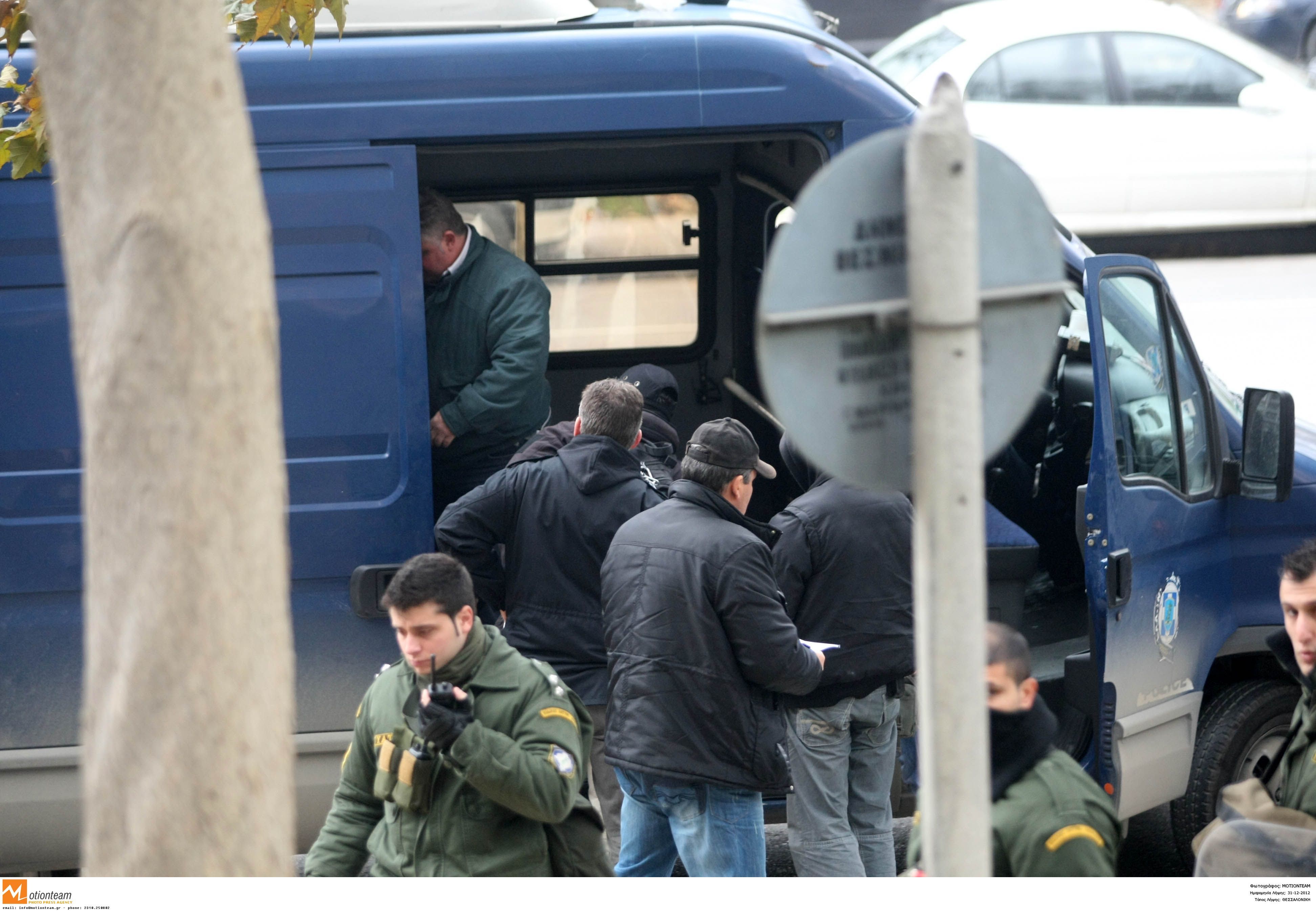 Σε διαθεσιμότητα οι αστυνομικοί που χειροκροτούσαν τους “επίορκους” συναδέλφους τους