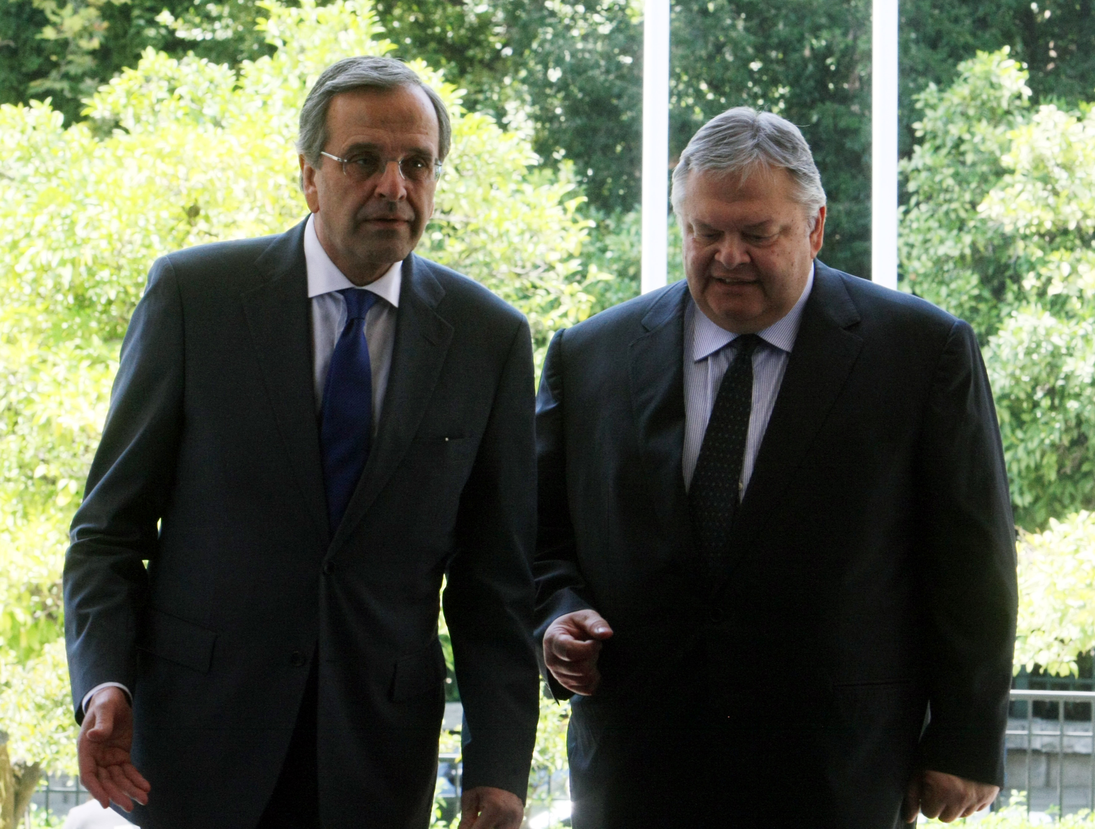 Τη στρατηγική των Παρισίων αποφασίζουν Σαμαράς – Βενιζέλος
