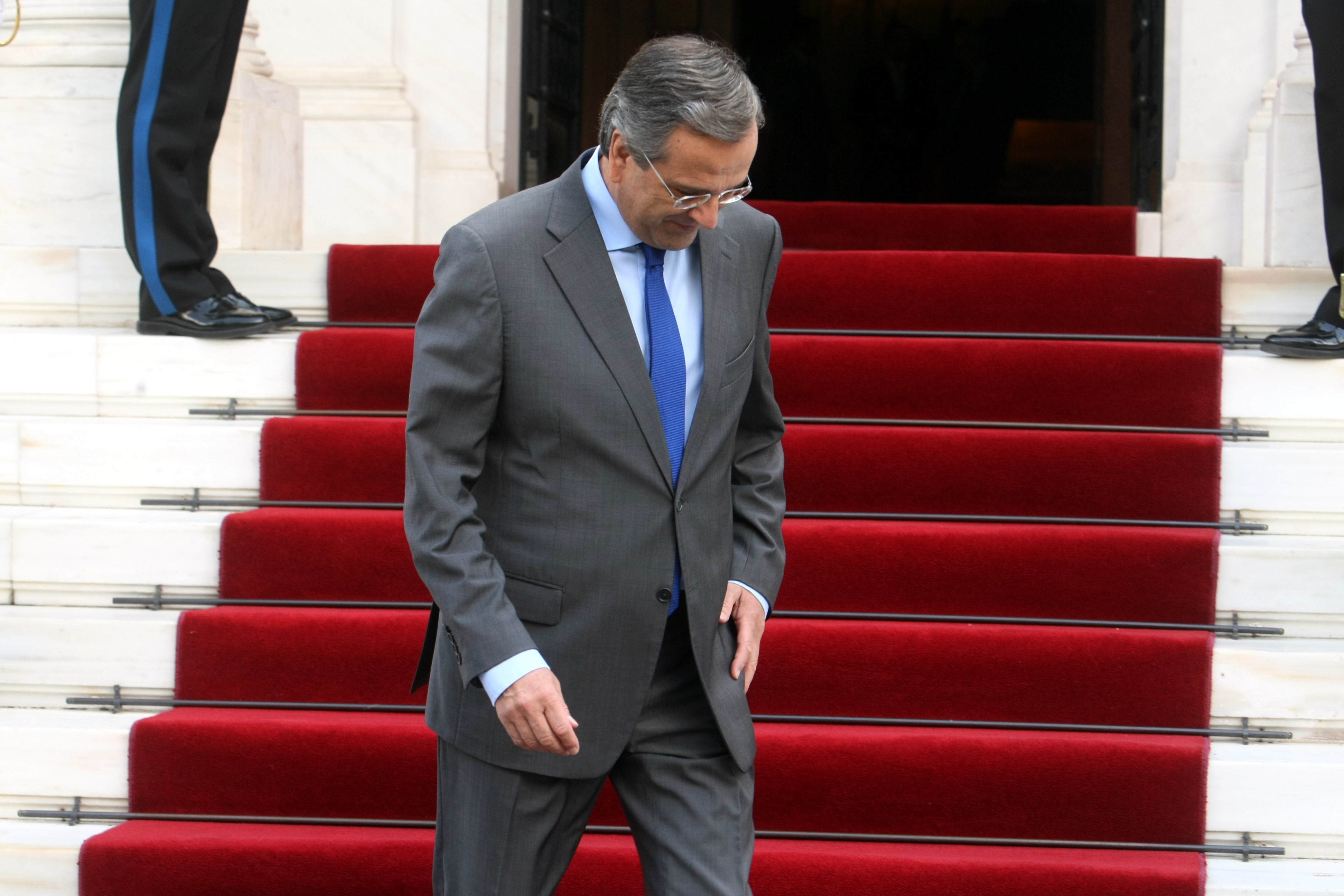 Τρόικα και εσωτερική δυσαρέσκεια οι δύο πονοκέφαλοι του Μαξίμου
