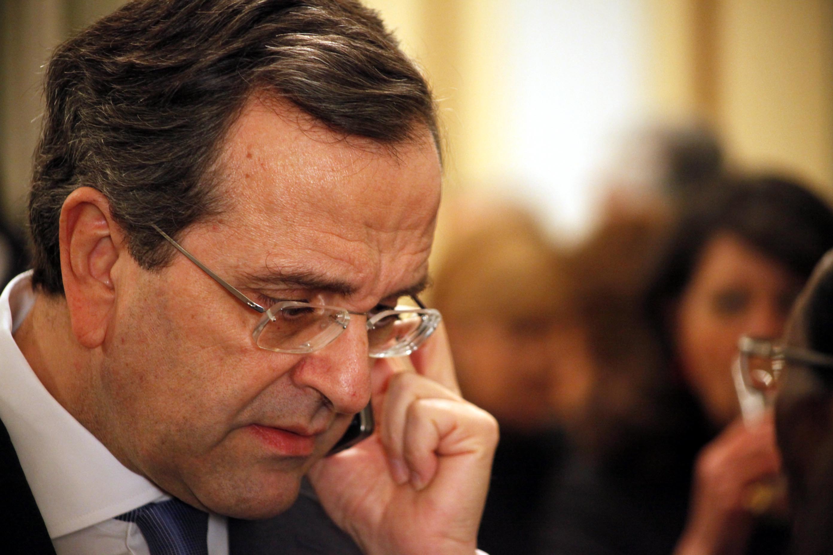 O Α. Σαμαράς ενημερώθηκε για υψηλές τιμές σε νησιά και άρχισε τα τηλέφωνα