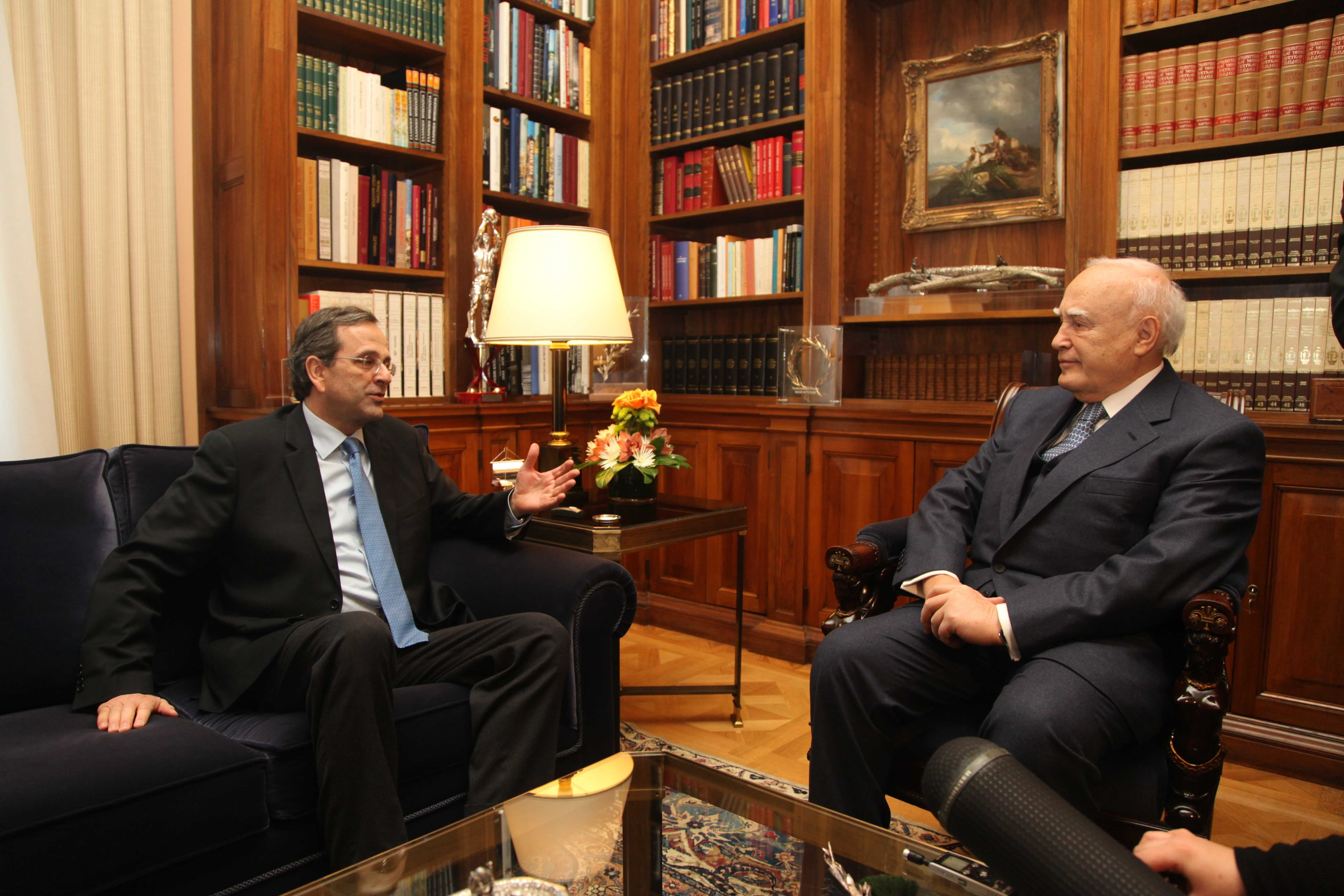 Στιγμιότυπο από την συνάντηση του Κάρολου Παπούλια με τον κ. Σαμαρά. ΦΩΤΟ EUROKINISSI