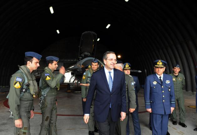 Σαμαράς προς πιλότους: “Εσείς μας κάνετε υπερήφανους”