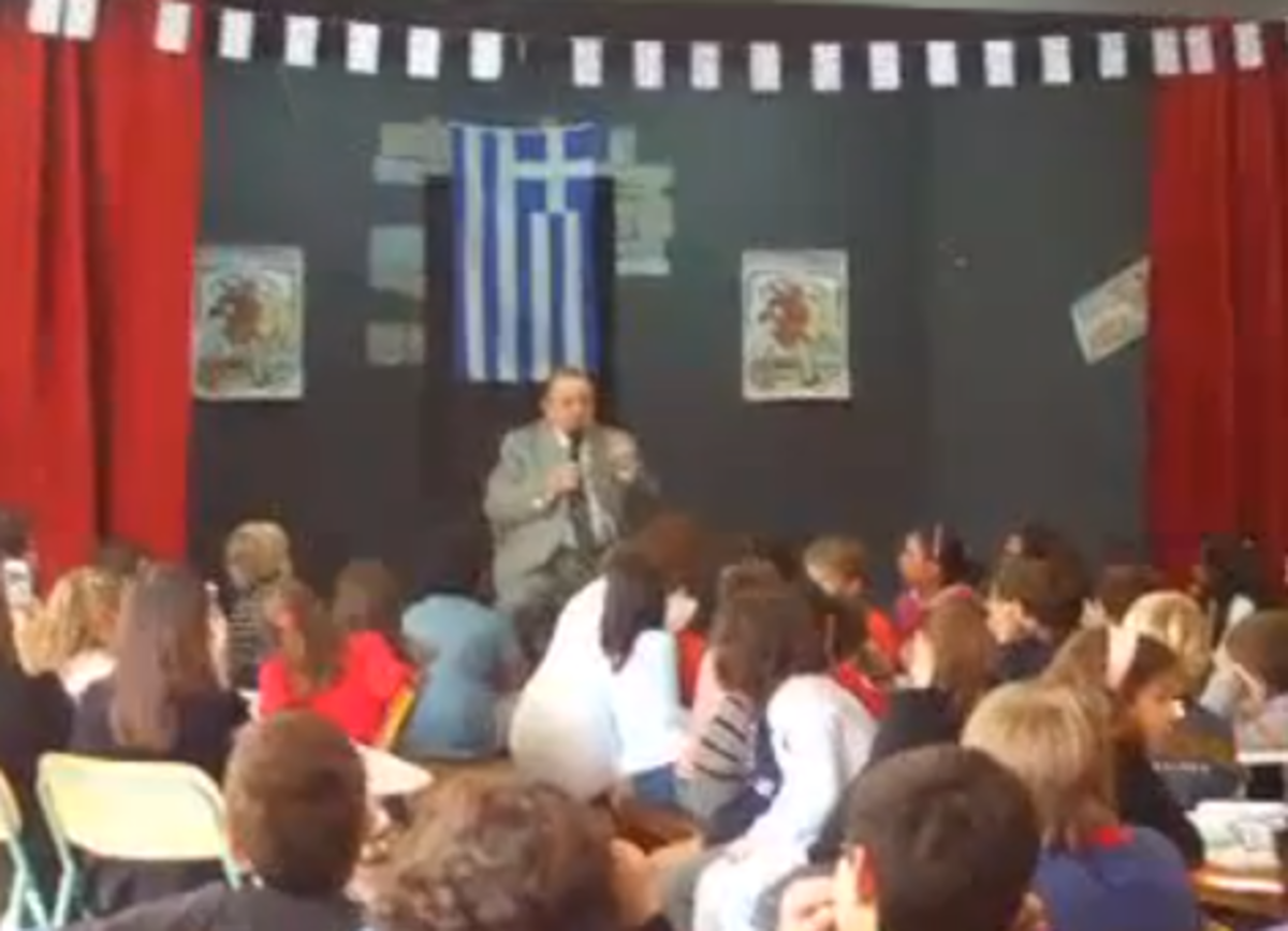 Συγκινητικό βίντεο.Ο Λάκης Σάντας μιλά σε παιδιά της 1ης Δημοτικού για το κατέβασμα της σβάστικας