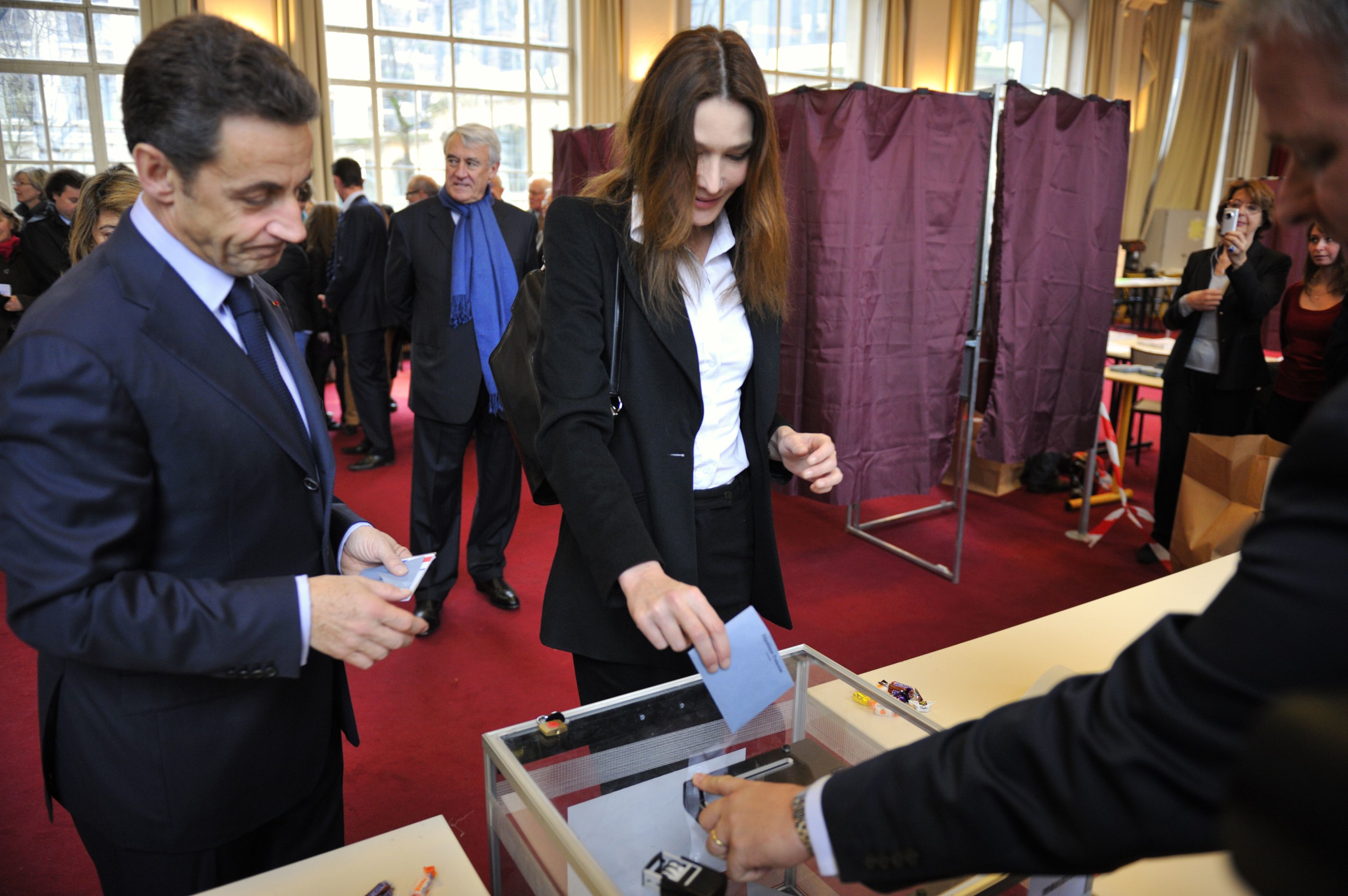 Ο Νικολά Σαρκοζί και η Κάρλα Μπρούνι ψηφίζουν. ΦΩΤΟ REUTERS
