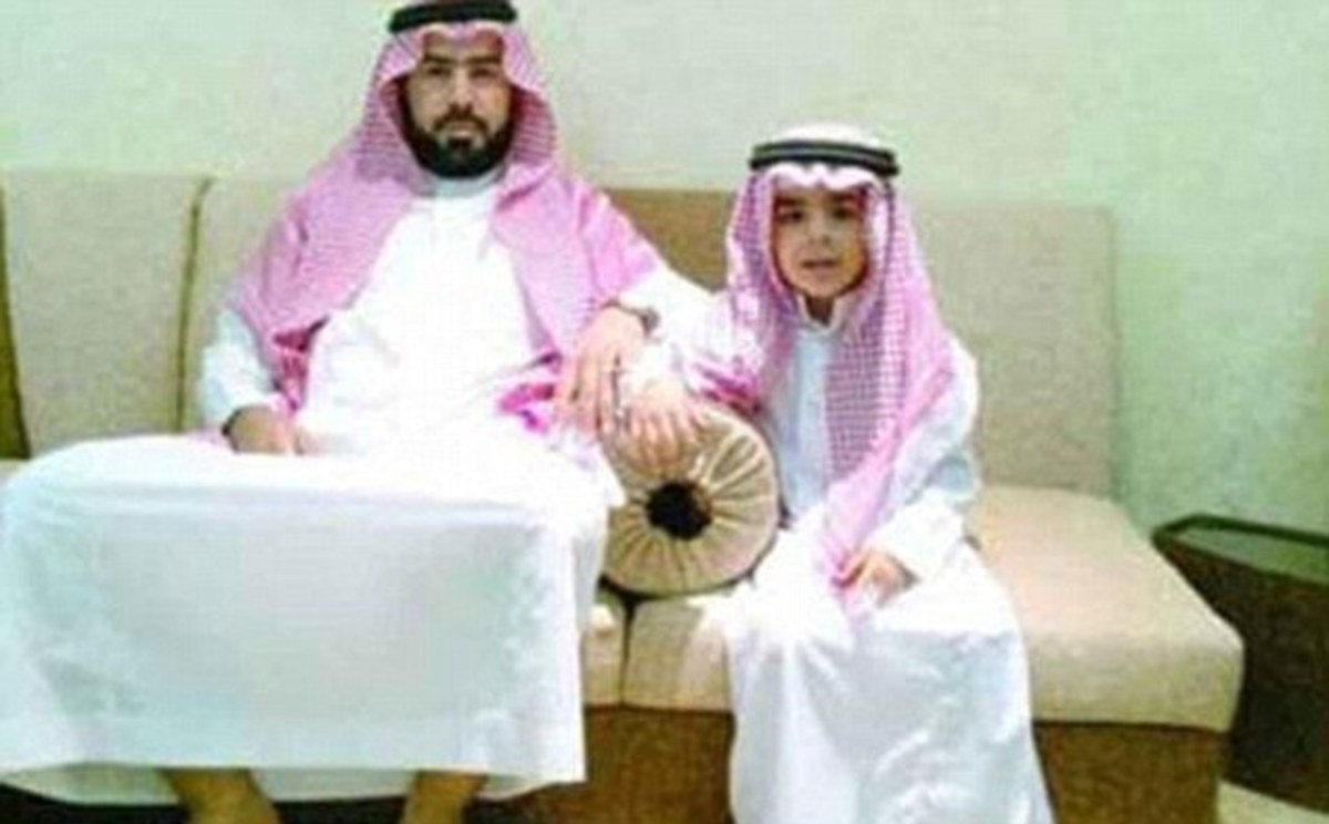 Ο Σαουδάραβας επιχειρηματίας με τον γιο του που τον έχει βγάλει προς πώληση. Αν είναι δυνατόν! ΦΩΤΟ REUTERS