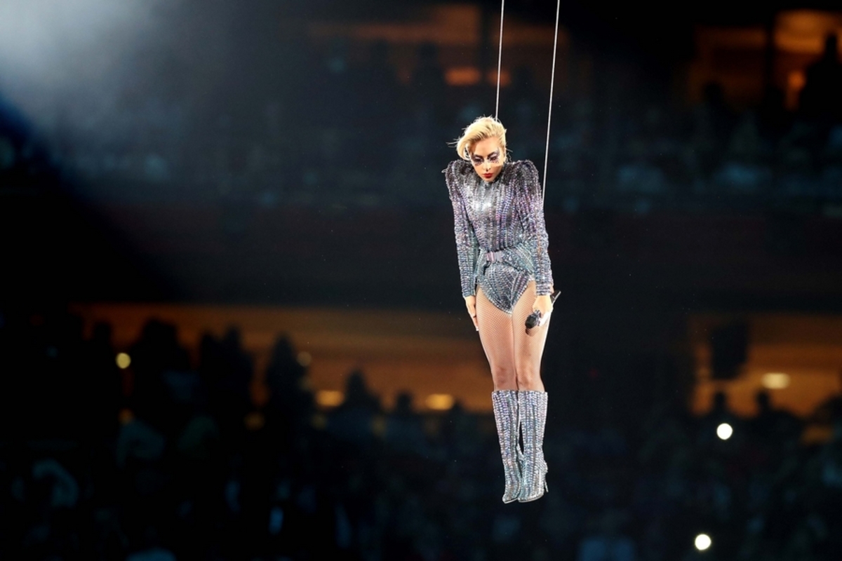 Super Bowl: Φαντασμαγορική και “ιπτάμενη” Lady Gaga – Έγραψε ιστορία στον τελικό  [pics, vids]