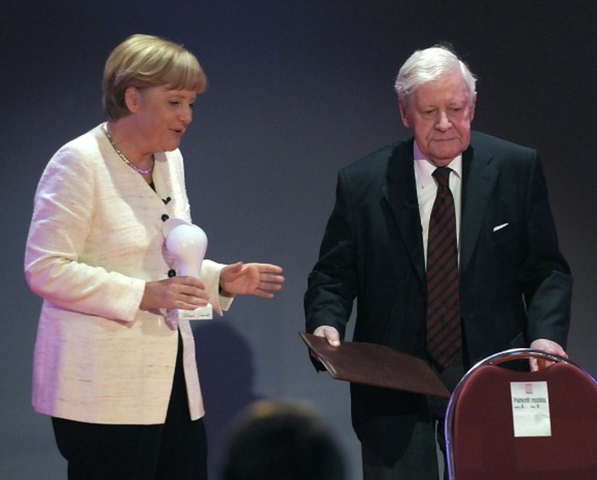 Διαφωνεί δημοσίως με την Μέρκελ ο πρώην Καγκελάριος της Γερμανίας