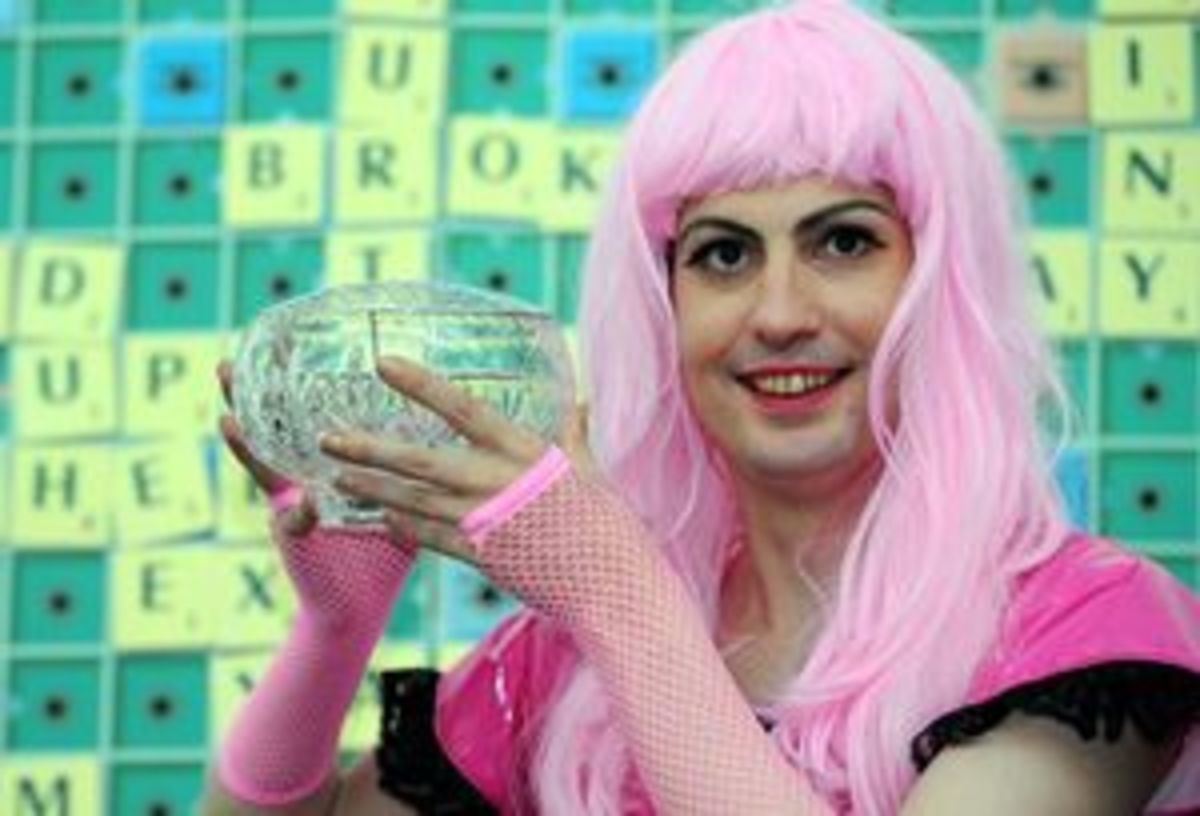 Τρανσέξουαλ με ροζ περούκα πρωταθλητής στο Σκράμπλ
