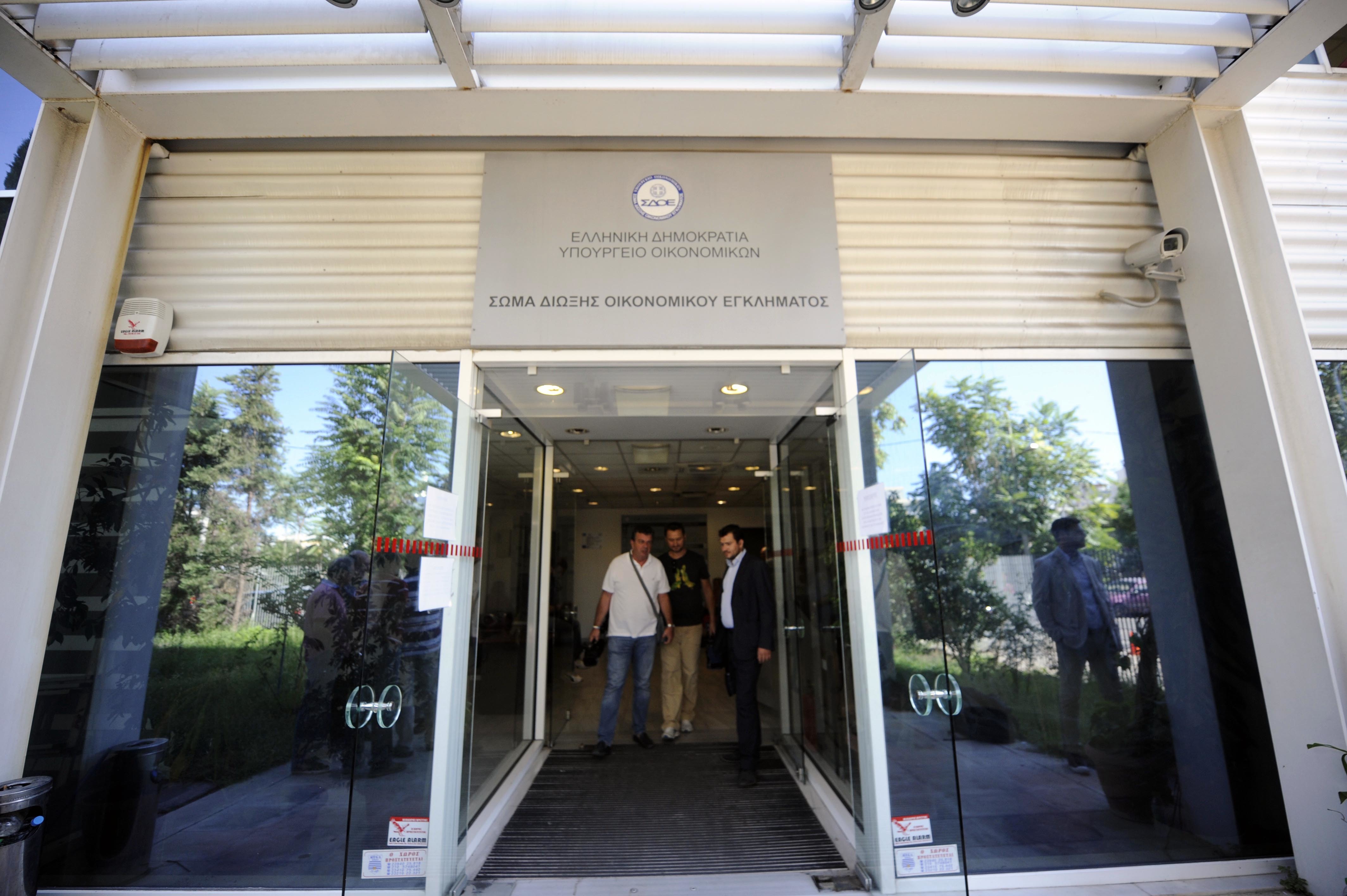 Απίστευτο λαβράκι του ΣΔΟΕ! 65 cd με χιλιάδες ονόματα φοροφυγάδων