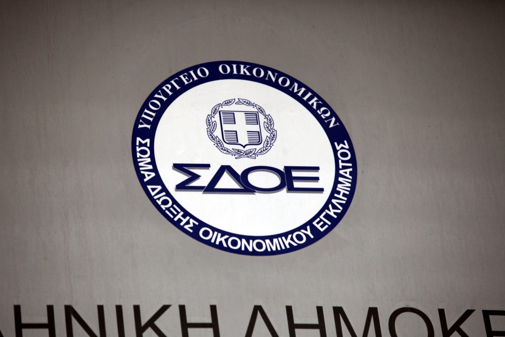 Πάτρα: Το ΣΔΟΕ εντόπισε πρώην ποτοποιό να κάνει λαθρεμπόριο αλκοόλ