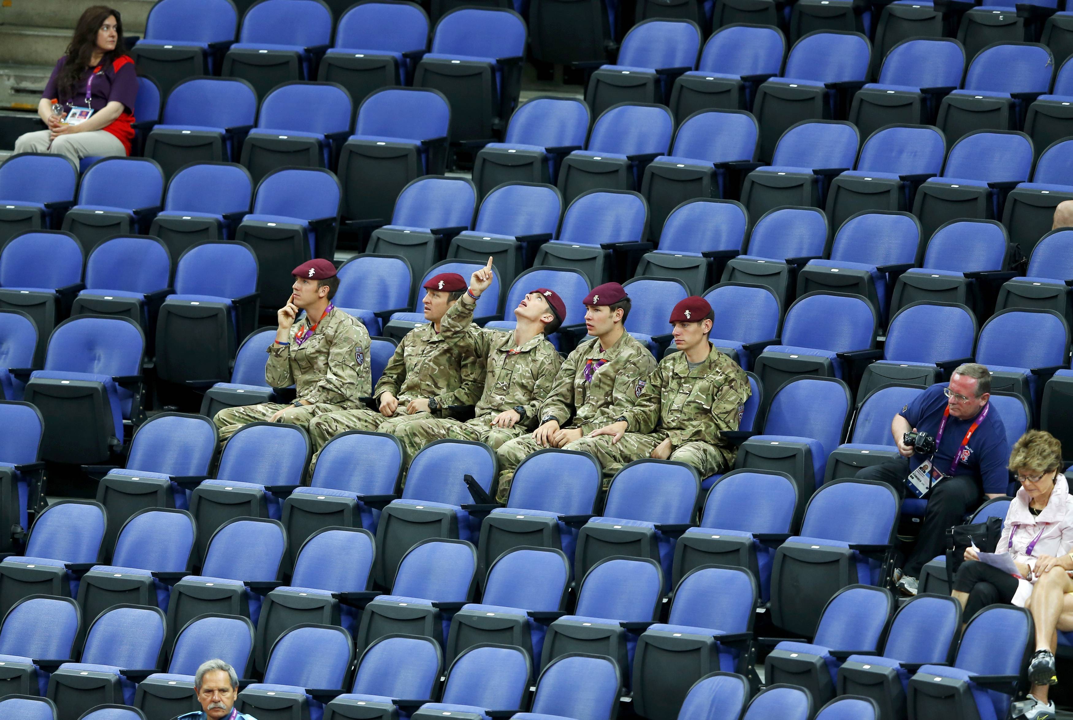 Μέχρι και στρατιώτες βάζουν στα άδεια καθίσματα όμως δεν λένε να γεμίσουν τα στάδια. ΦΩΤΟ REUTERS