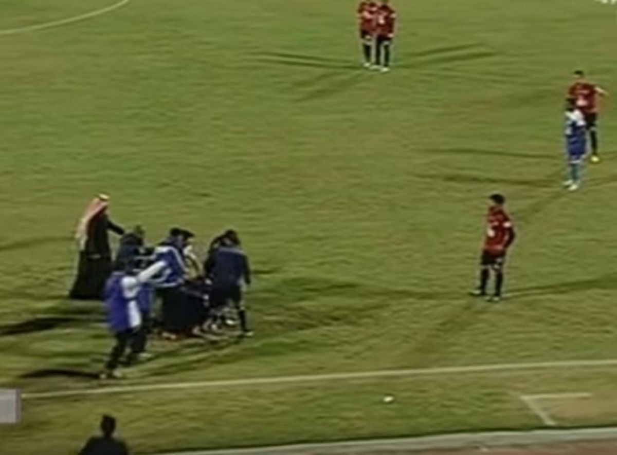 Σεΐχης… μαύρισε στο ξύλο διαιτητή! (VIDEO)