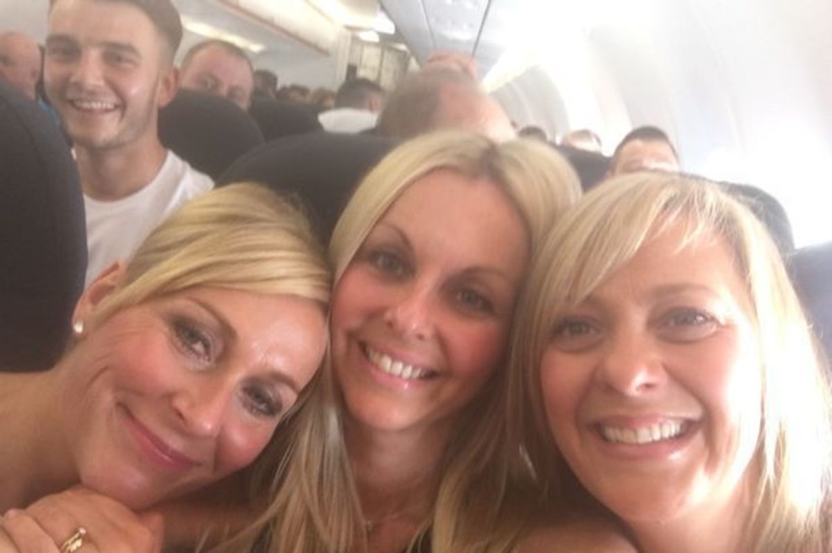 Photobomb στις selfies τους από τον ίδιο νεαρό με 2 χρόνια διαφορά!