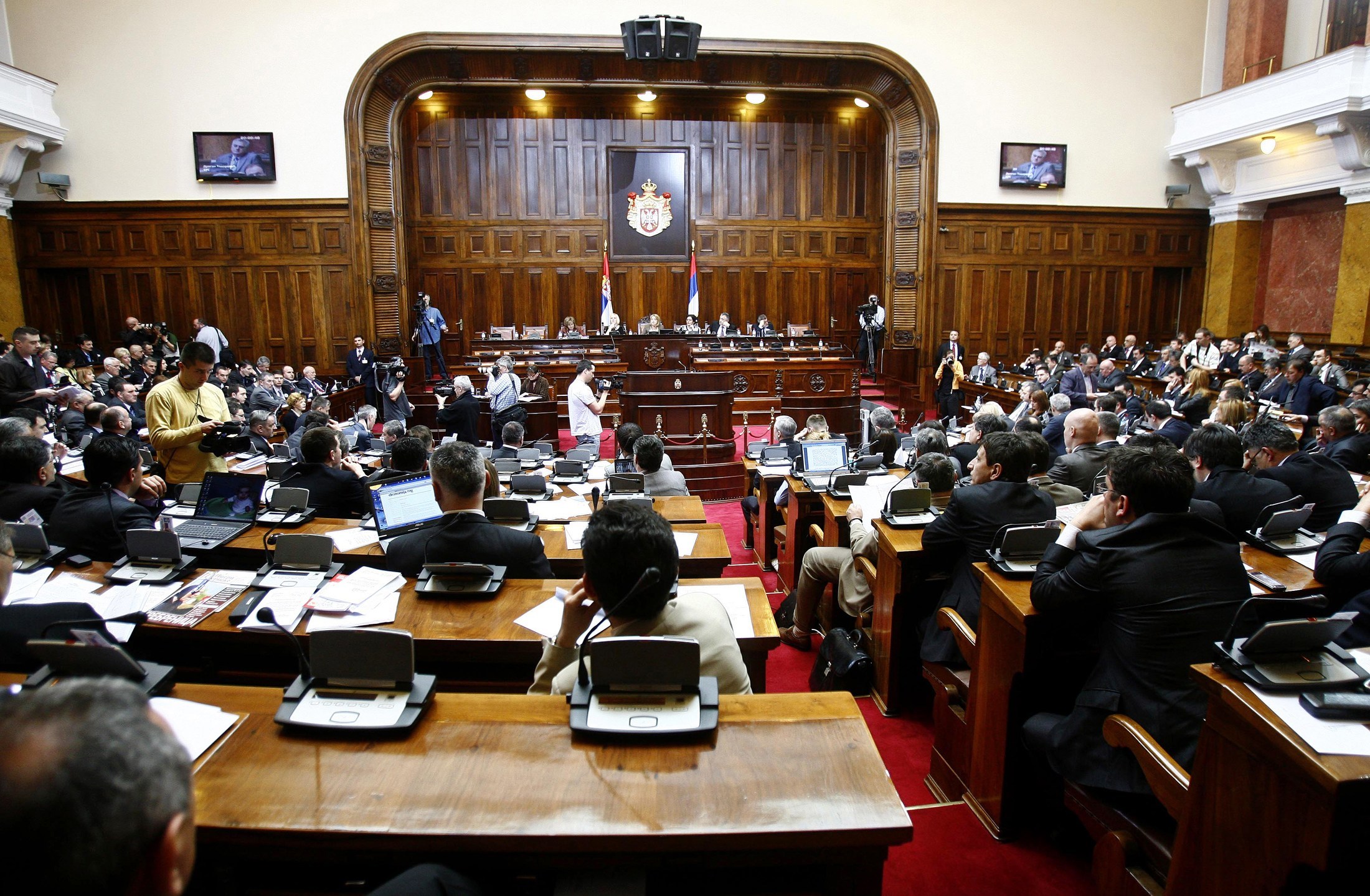 Το Σερβικό κοινοβούλιο κατά τη μαραθώνια συζήτηση για τη σφαγή στη Σρεμπρένιτσα. ΦΩΤΟ REUTERS