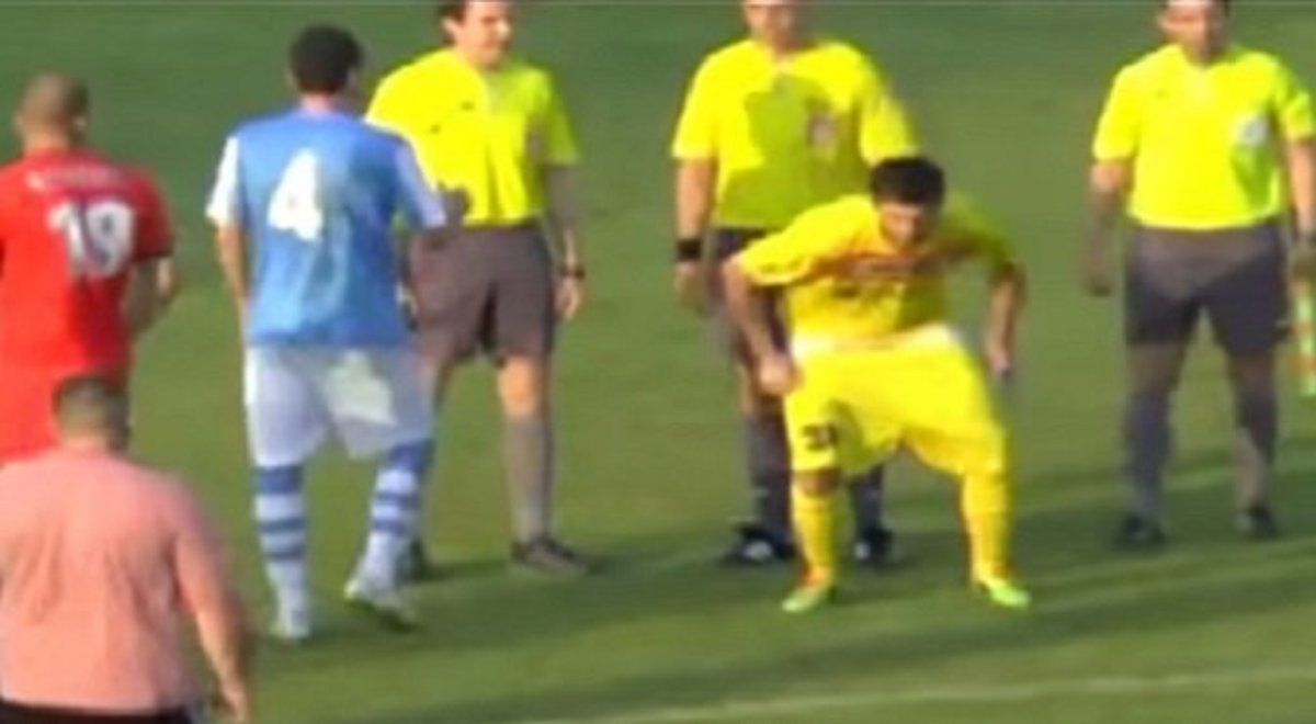 Φοβερό! Διαμαρτυρήθηκε δείχνοντας τα… οπίσθιά του! (VIDEO)