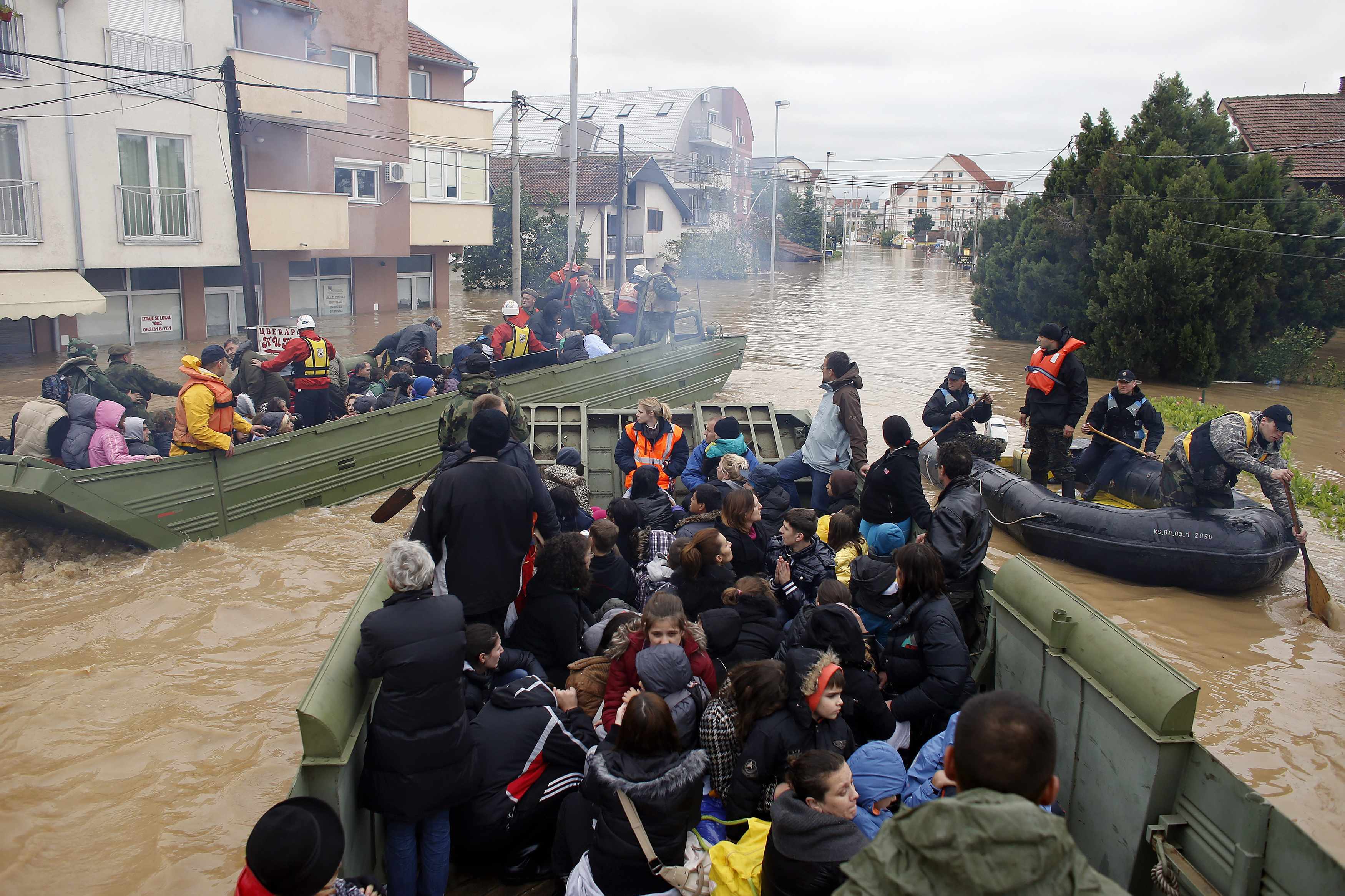 Спасение людей при чрезвычайных ситуациях. Наводнение в Сербии 2014. Чрезвычайная ситуация наводнение. Спасение людей из затопленного города. Наводнение в Сербии.