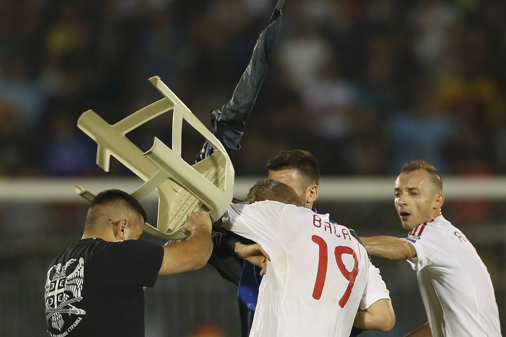 Κόσοβο: Έκαψαν σερβική σημαία στη Μιτρόβιτσα – Επίθεση σε κατάστημα