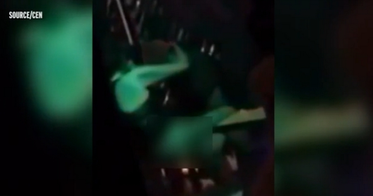 Ασυγκράτητοι! Έκαναν έρωτα σε κατάμεστο μπαρ [vid]