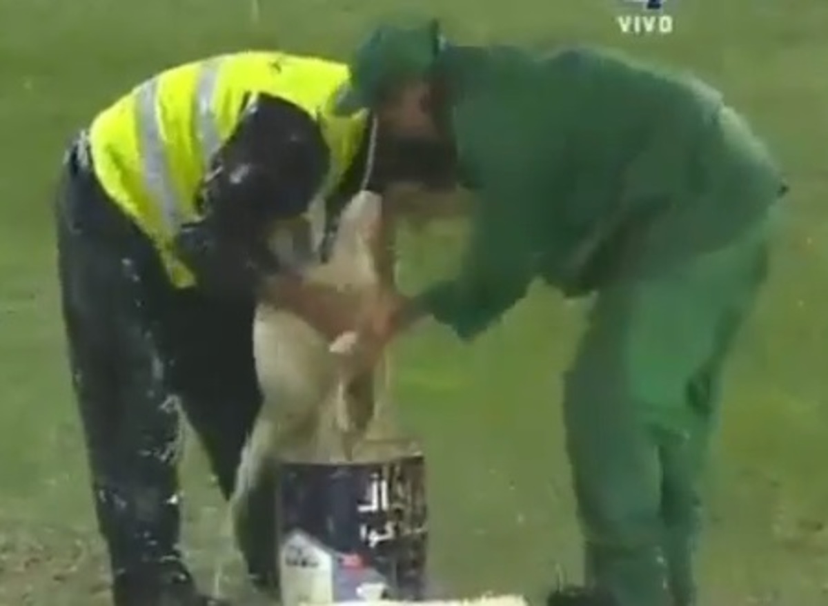 “Στέγνωσαν” το γήπεδο με σφουγγάρια