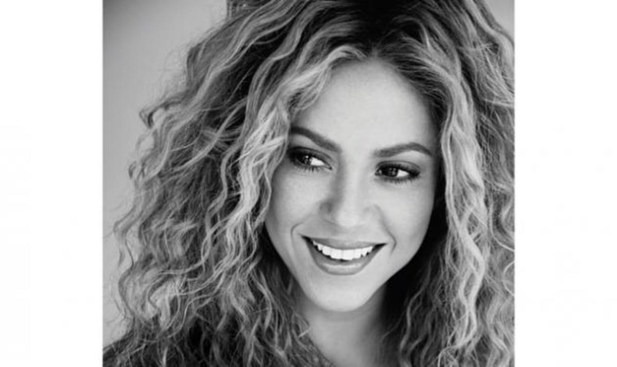 Gerard Pique: Κρατά με νάζι τη φουσκωμένη κοιλιά της Shakira!