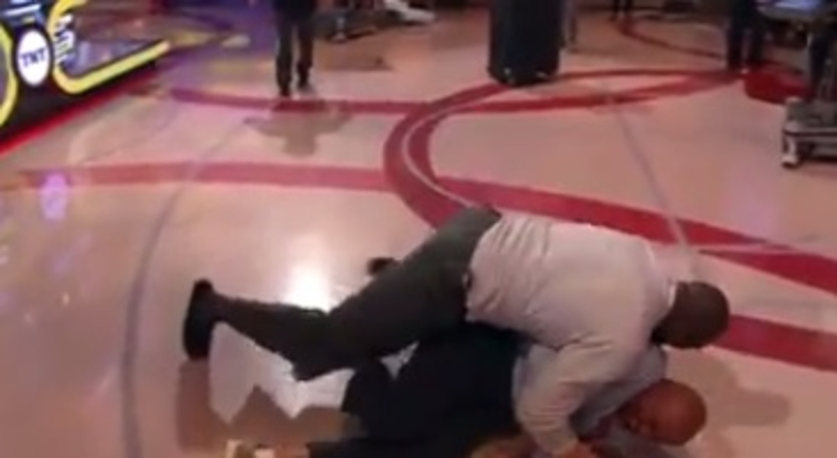 Ο Σακίλ έβαλε… κάτω τον Μπάρκλεϊ (VIDEO)