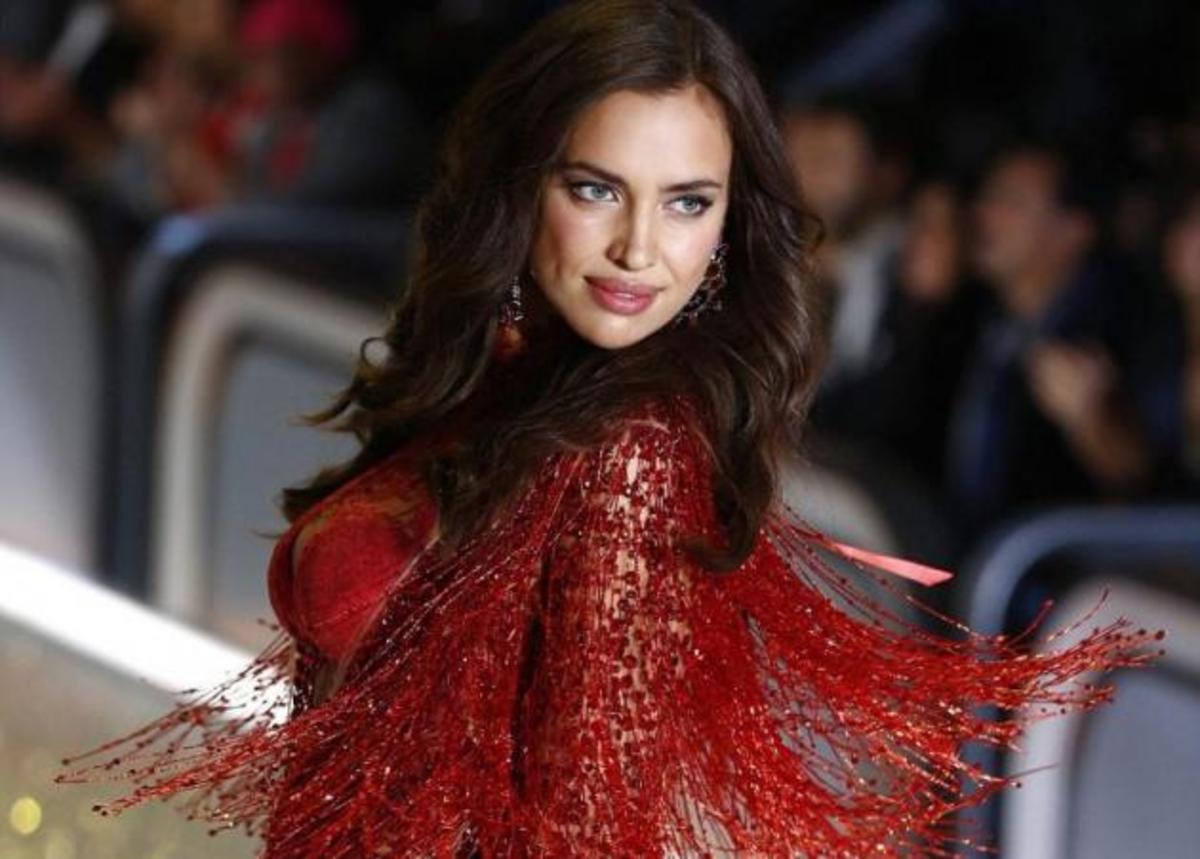 Χαμός με την Irina Shayk! Είναι έγκυος και έκανε πασαρέλα με εσώρουχα