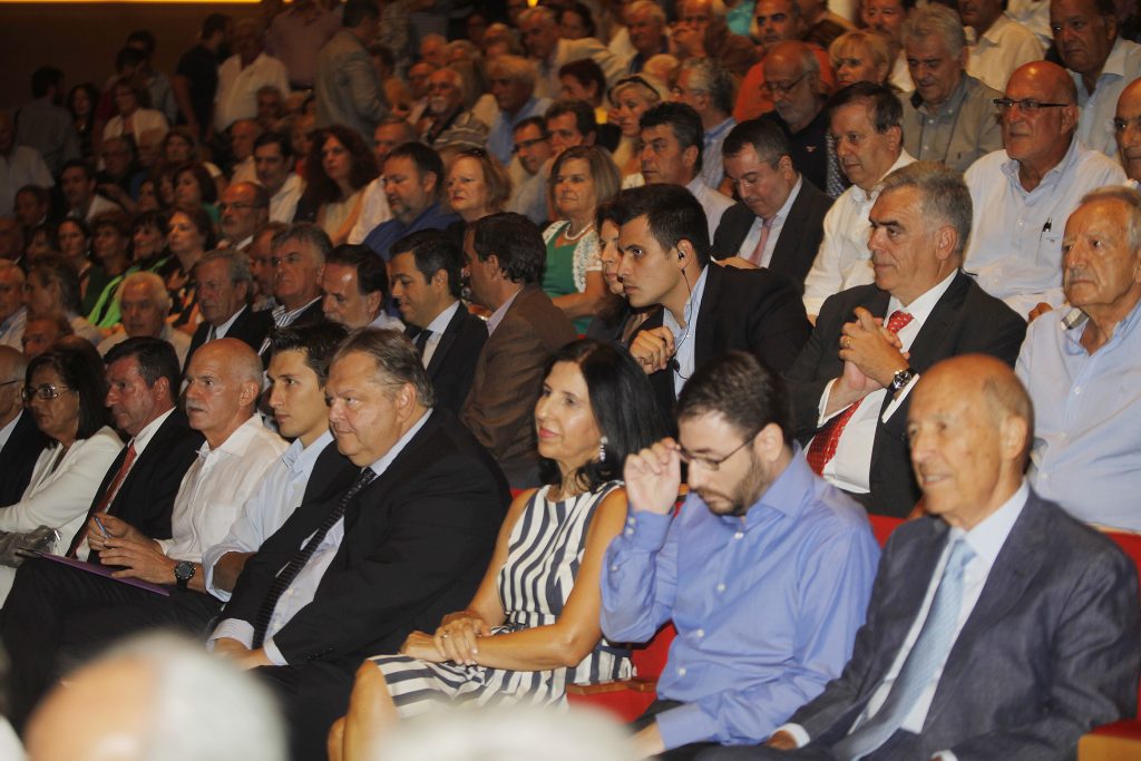 Από το συμπόσιο του ΠΑΣΟΚ: διακρίνονται και οι 3 πρόεδροι του κόμματος