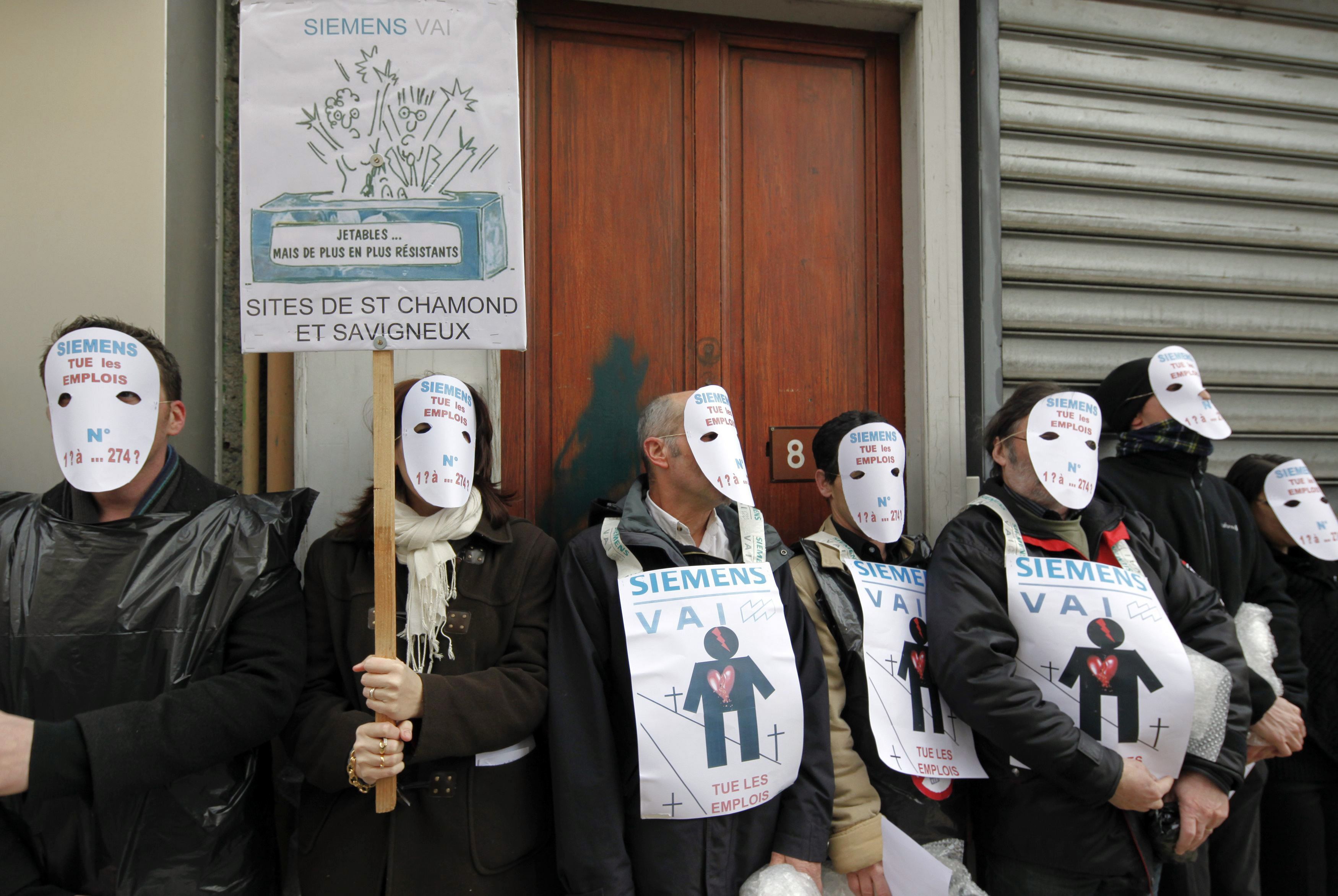 Εργαζόμενοι έξω από τα γραφεία της Siemens στη Γαλλία. ΦΩΤΟ REUTERS