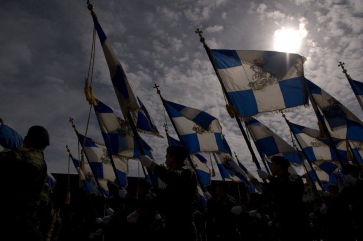 Καμμένος προς Γενικά Επιτελεία: “Μοιράστε σημαίες για την παρέλαση”