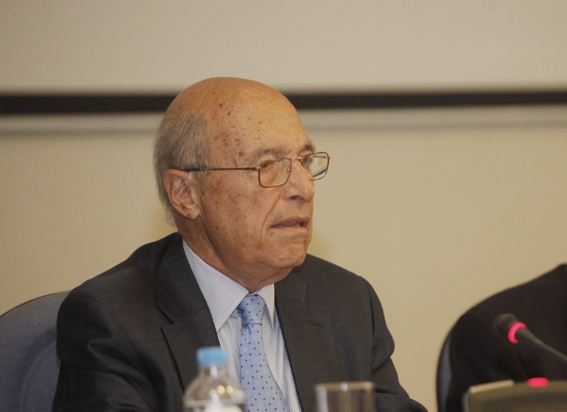 Σημίτης: Ο κίνδυνος δεν έχει ακόμα ξεπεραστεί