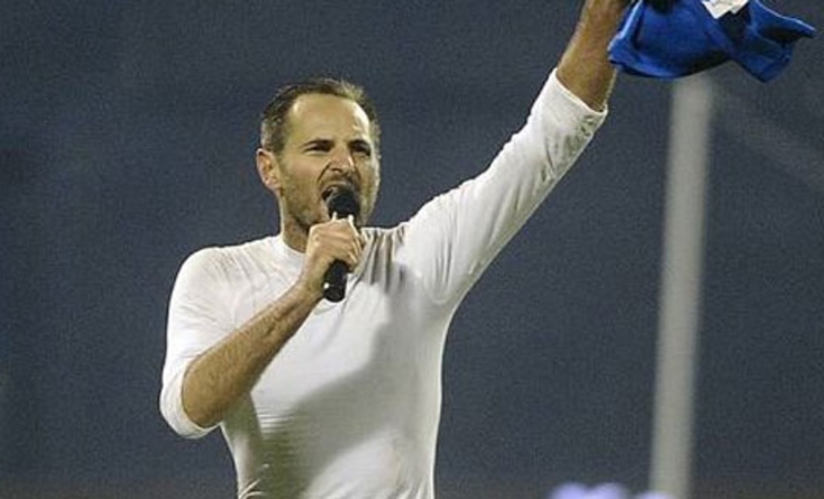 Ο Σίμουνιτς κάλεσε τον κόσμο να φωνάξει ναζιστικά συνθήματα (VIDEO)