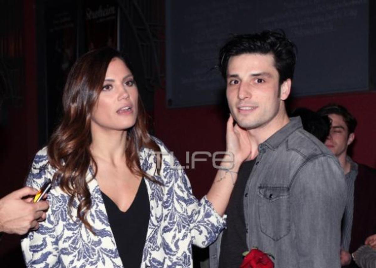 Μαίρη Συνατσάκη: Δεν “ξεκολλά” από τον σύντροφό της! Τα τρυφερά χάδια στην πρεμιέρα του