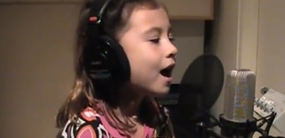 7χρονη με αγγελική φωνή τραγουδάει για τη νεκρή μητέρα της – ΒΙΝΤΕΟ