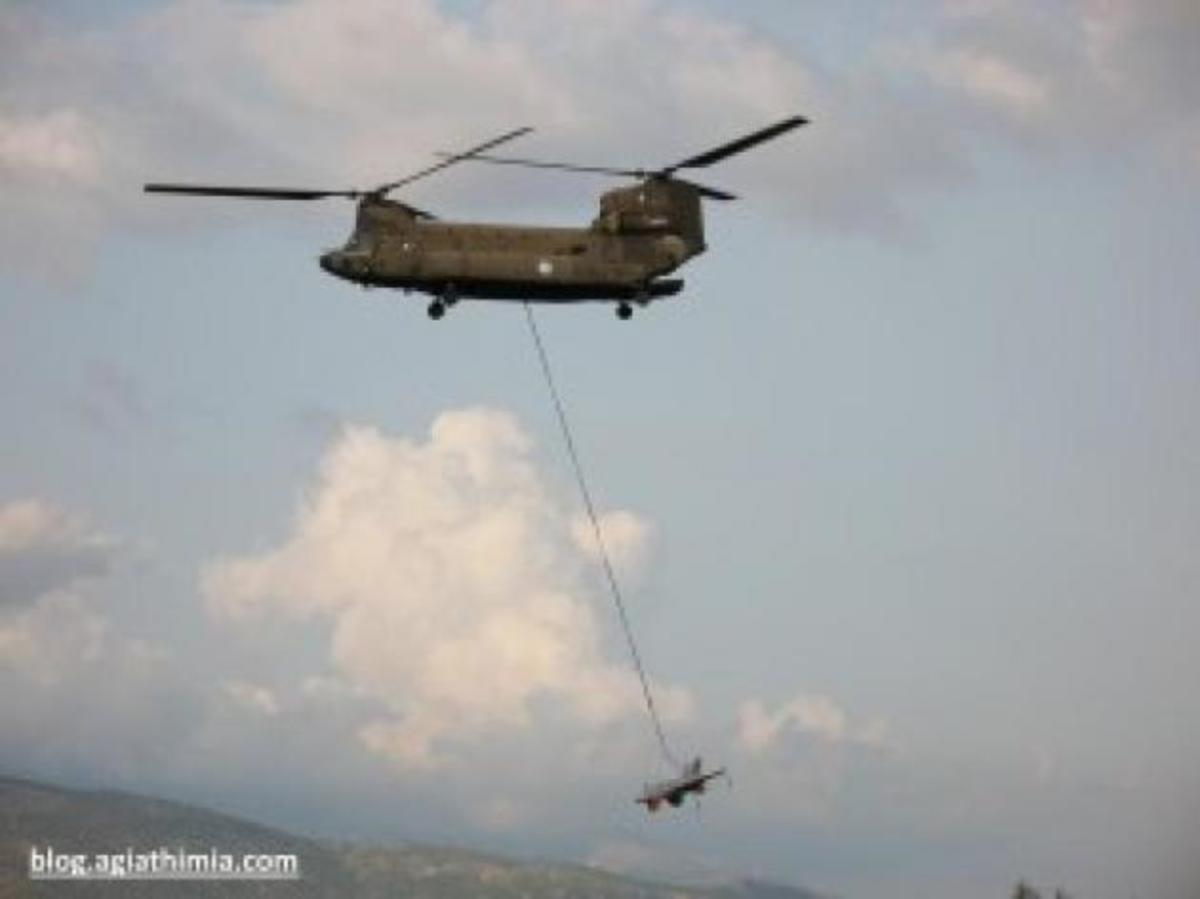 Ελικόπτερο Σινούκ “μαζευει” το UAV στην Φωκίδα