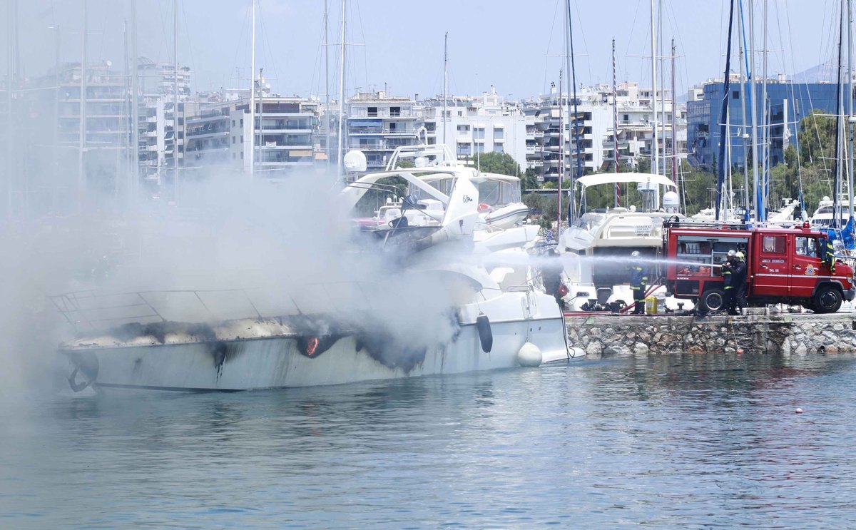Καίγεται σκάφος στη μαρίνα του Αγίου Κοσμά - Ειδήσεις