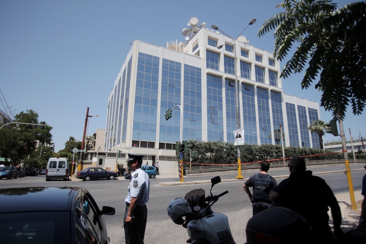 Ένοπλος με καραμπίνα έξω από το κτίριο του ΣΚΑΙ