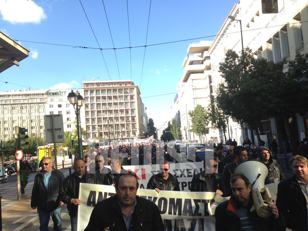 Κλειστή η Μητροπόλεως από εργαζόμενους στα ναυπηγεία και στην αμυντική βιομηχανία
