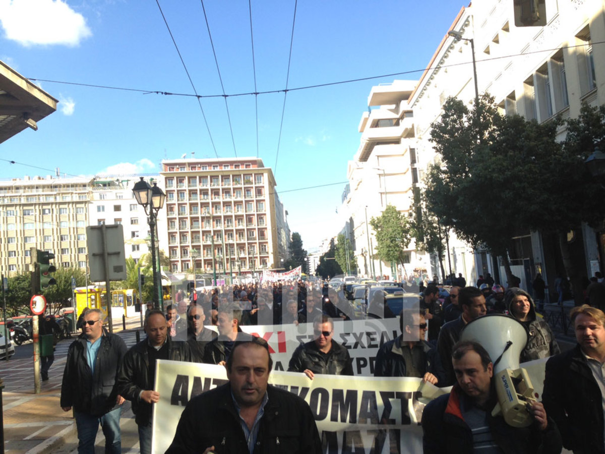 Κλειστή η Μητροπόλεως από εργαζόμενους στα ναυπηγεία και στην αμυντική βιομηχανία
