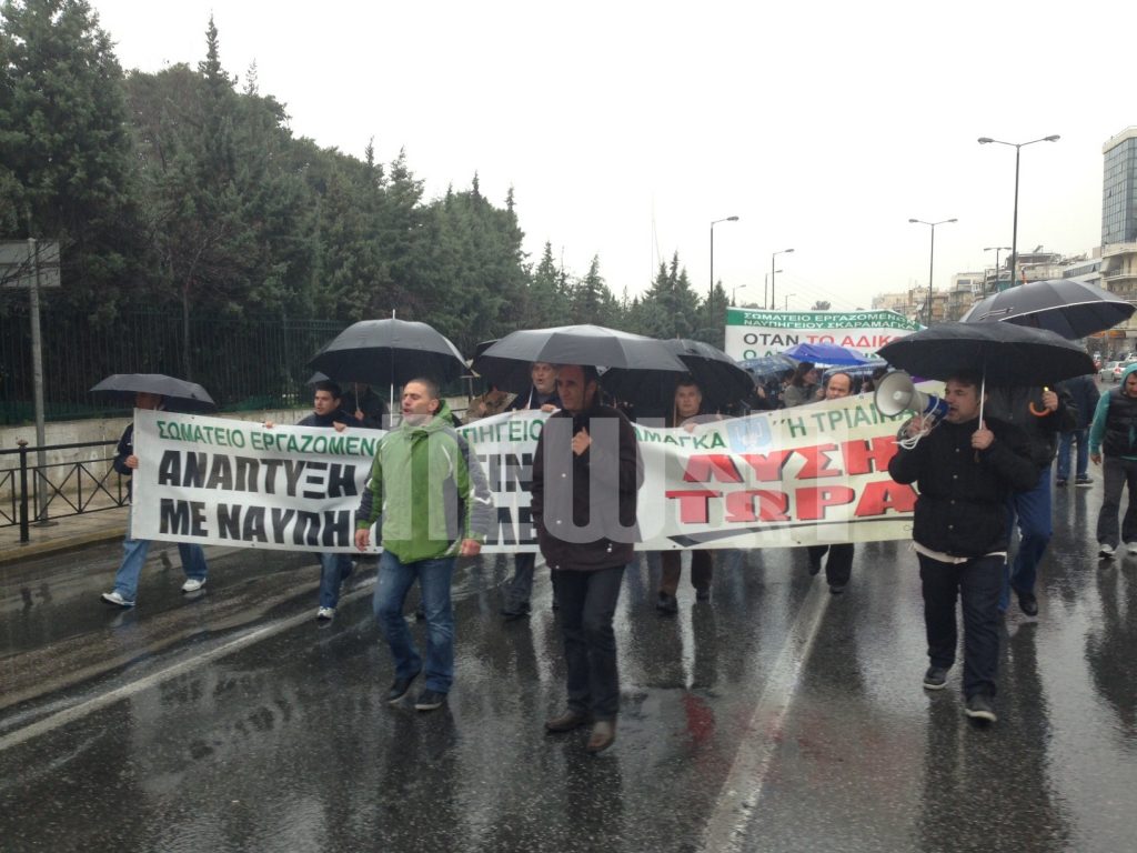 ΤΩΡΑ: Κλειστή η Μεσογείων από εργαζόμενους στα ναυπηγεία Σκαραμαγκά