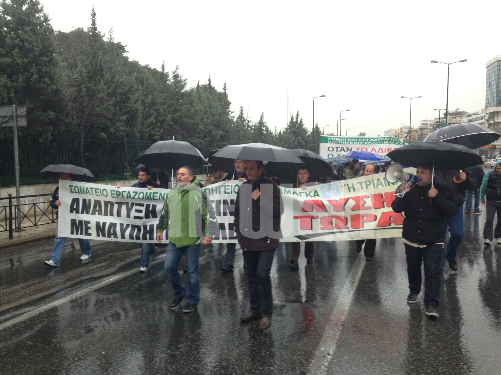 ΤΩΡΑ: Κλειστή η Μεσογείων από εργαζόμενους στα ναυπηγεία Σκαραμαγκά