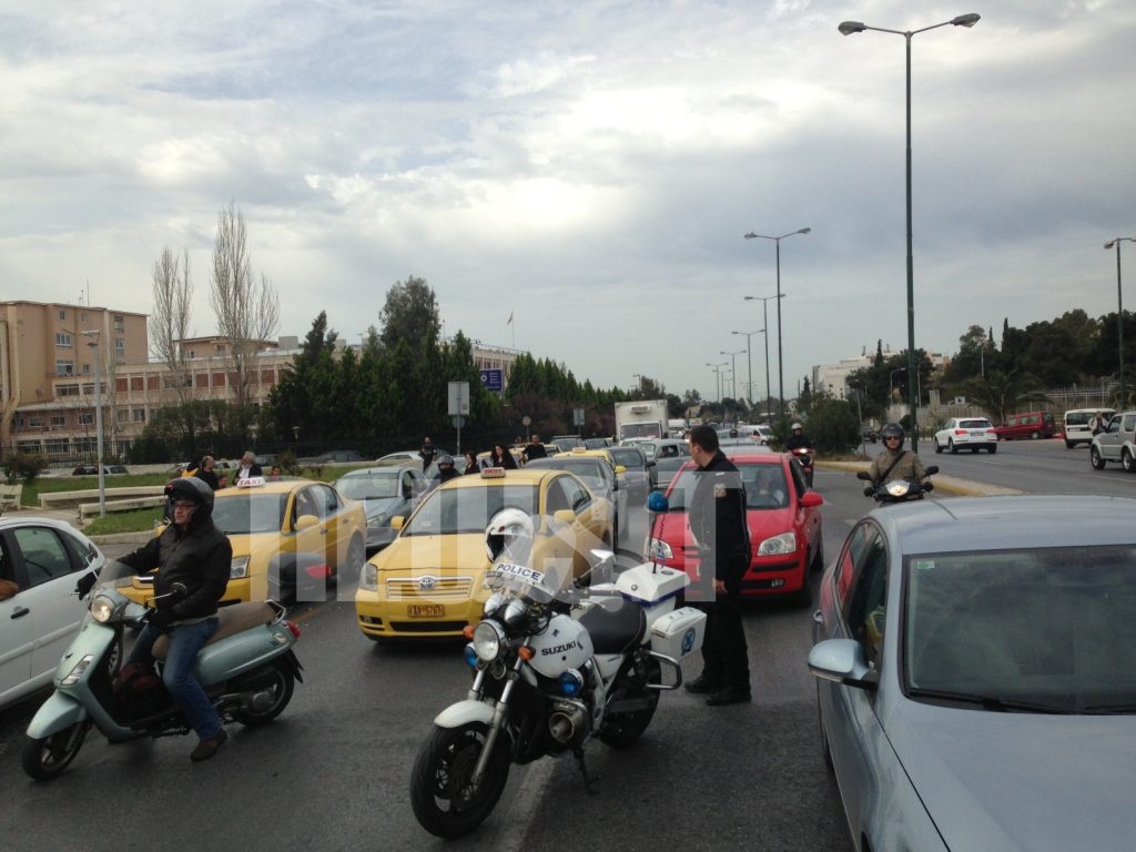 ΤΩΡΑ: Oυρά χιλιομέτρων στην άνοδο της Μεσογείων λόγω διαμαρτυρίας ναυτεργατών στο Πεντάγωνο