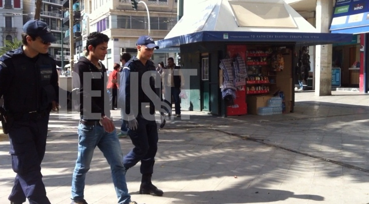 Φτωχά τα ευρήματα από την σκούπα της ΕΛ.ΑΣ στο κέντρο – Συλλήψεις μεταναστών on camera