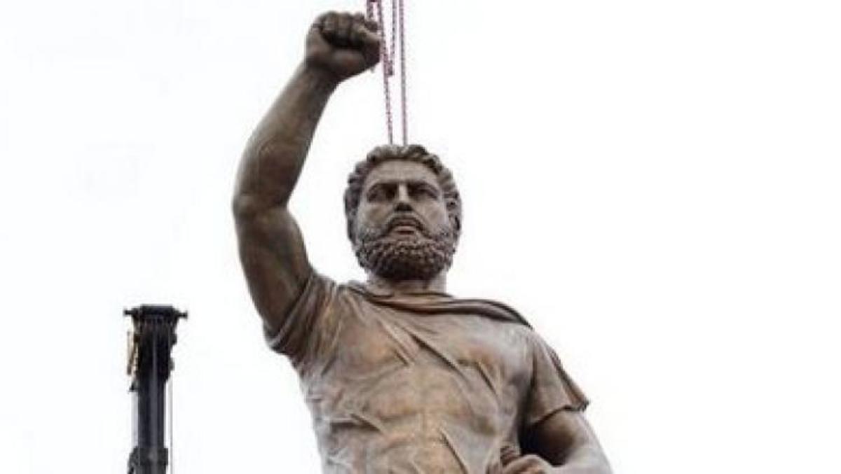 Νέα πρόκληση των Σκοπιανών – Τοποθέτησαν άγαλμα του Φιλίππου Β’ σε κεντρική πλατεία – ΦΩΤΟ