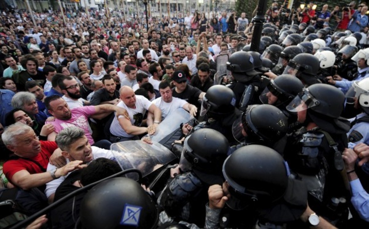 Τι οδηγεί τα Σκόπια σε διάλυση;