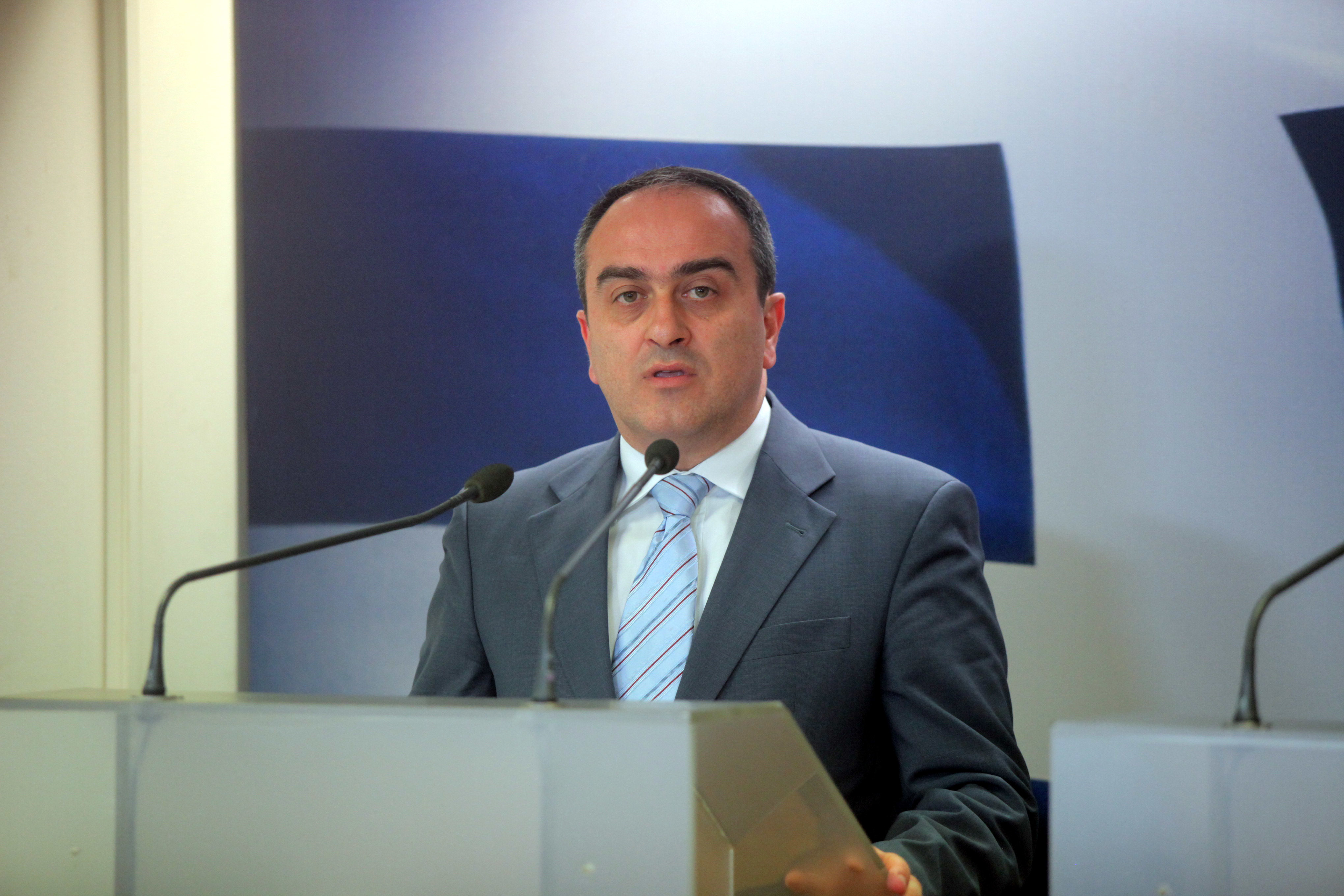 Μπάχαλο στη Βουλή: Αποσύρθηκε η διάταξη για τη διάθεση ψωμιού