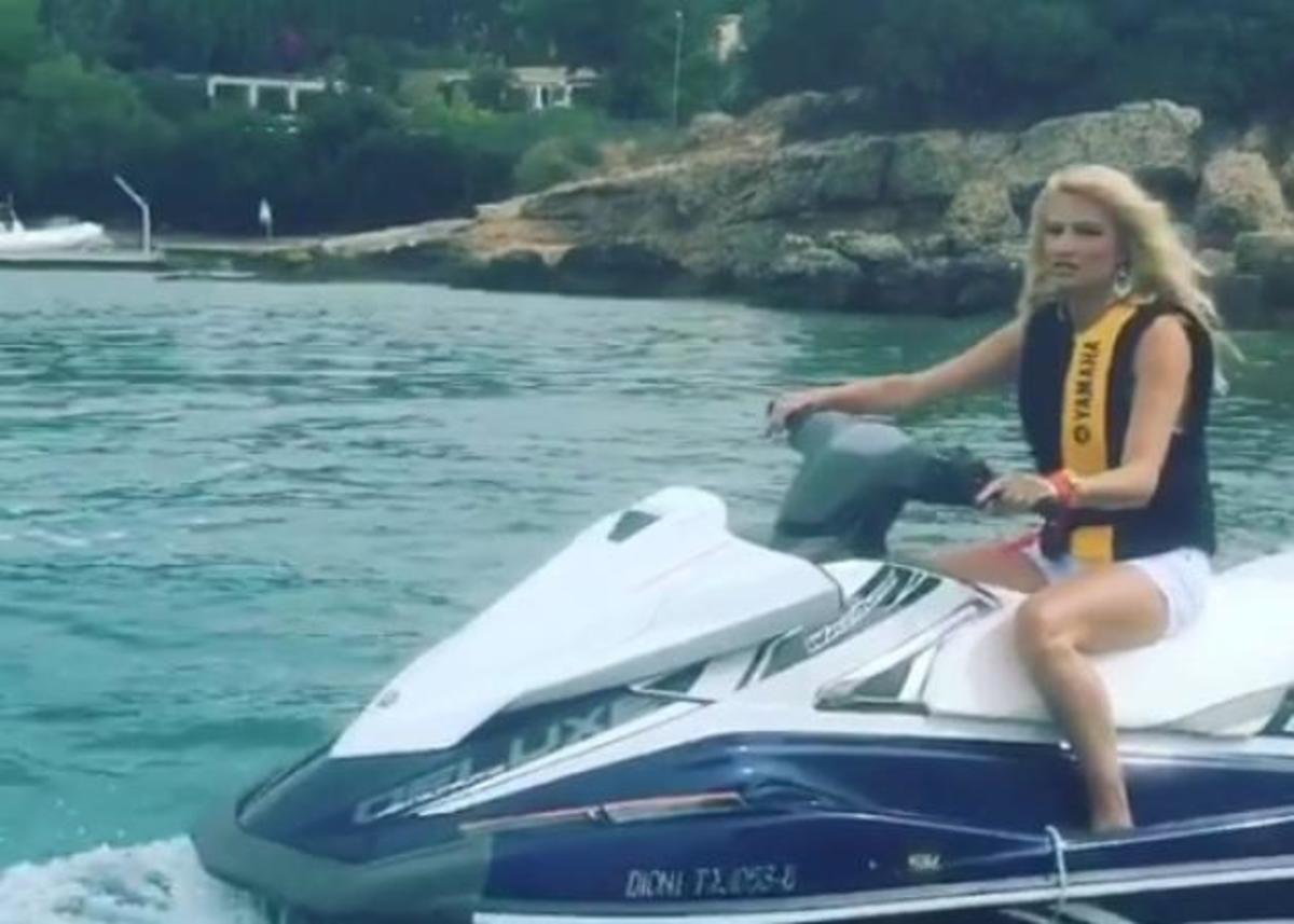 Φαίη Σκορδά: Δείτε την να κάνει jet ski! Video